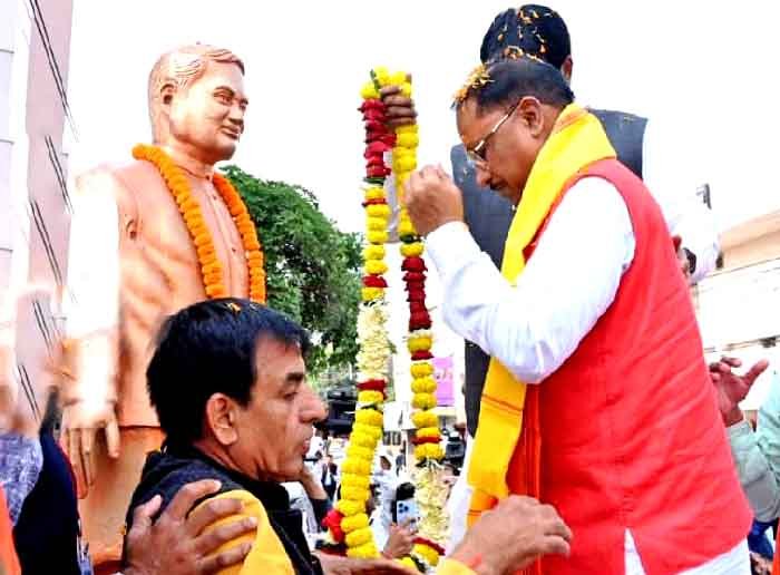 श्रद्धा और विकास की ओर कदम: मुख्यमंत्री साय ने किया शपथ ग्रहण, जनता के साथ मिलकर बनाए विकास के सुशील रास्ते