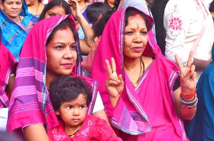 साइंस कॉलेज मैदान में हुए शपथ ग्रहण में मुख्यमंत्री के परिवार ने बांधी खास बंधन, लोगों के साथ साझा किए खुशी के पल