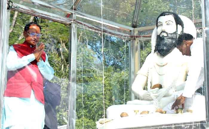मुख्यमंत्री विष्णुदेव साय ने बाबा गुरु घासीदास की प्रतिमा पर माल्यार्पण किया मुख्यमंत्री विष्णुदेव साय ने बाबा गुरु घासीदास की प्रतिमा पर माल्यार्पण किया