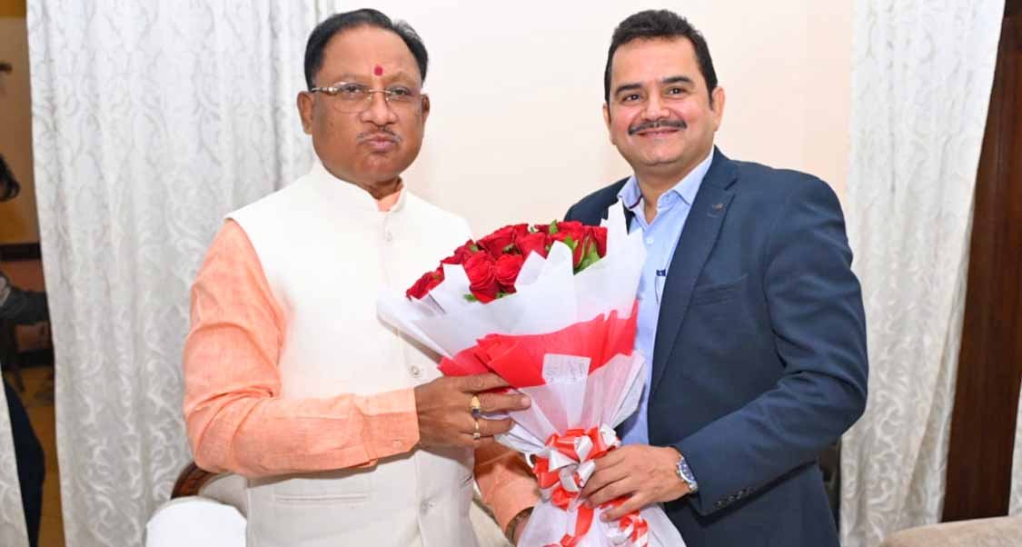 मुख्यमंत्री ने नए सचिव को नए दायित्व में शुभकामनाएं दी, सहयोग और समर्थन का आशीर्वाद दिया और चर्चा में राज्य के विकास की दिशा में सहमति जताई