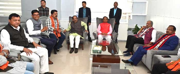 मुख्यमंत्री श्री विष्णु देव साय से आज यहां मंत्रालय महानदी भवन स्थित उनके कार्यालय में मंत्रिमंडल के नवनियुक्त सदस्यों ने मुलाकात की
