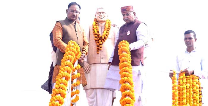 मुख्यमंत्री विष्णुदेव साय ने अटल बिहारी वाजपेयी की प्रतिमा पर माल्यार्पण कर सम्मानित किया