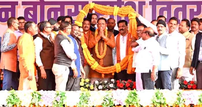 मुख्यमंत्री विष्णु देव साय ने सुशासन दिवस पर बेन्द्री में धान बोनस राशि का वितरण किया