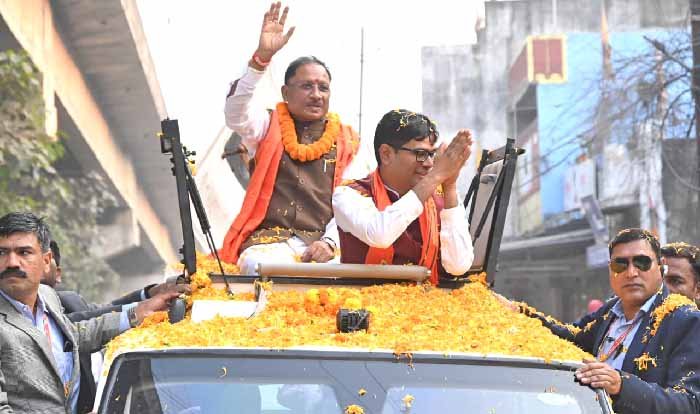 (रायपुर : शहीद कर्नल विप्लव त्रिपाठी के परिजनों ने मुख्यमंत्री से शहीद के प्रतिमा अनावरण कार्यक्रम में आने का किया आग्रह    मुख्यमंत्री ने कहा – जब भी आप प्रतिमा अनावरण की तिथि निर्धारित करेंगे तो मैं आऊंगा रायपुर/ 27 दिसंबर 2023 मुख्यमंत्री श्री विष्णुदेव साय ने  रायगढ़ के वीर सपूत शहीद कर्नल विप्लव त्रिपाठी के पिता वरिष्ठ पत्रकार श्री सुभाष त्रिपाठी एवं माता श्रीमती आशा त्रिपाठी से सर्किट हाउस में मुलाकात की। कैबिनेट मंत्री श्री ओ पी चौधरी भी इस दौरान उपस्थित रहे। परिजनों ने शहीद कर्नल विप्लव त्रिपाठी की प्रतिमा अनावरण कार्यक्रम में आने का आग्रह किया। मुख्यमंत्री श्री साय ने कहा कि हम उनके सर्वोच्च बलिदान के सदैव ऋणी रहेंगे। आप जब भी प्रतिमा अनावरण की तिथि निर्धारित करेंगे, मैं उसमें उपस्थित होऊंगा।)  उपरोक्त समचार को कुछ अलग शब्दों में बना देवें