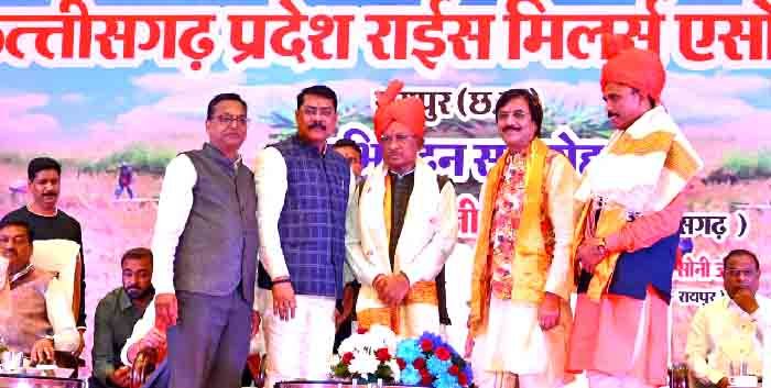 मुख्यमंत्री श्री साय को मिलर्स एसोसिएशन की ओर से ड्रायफ्रूट माला और गजमाला सहित अभिनंदन