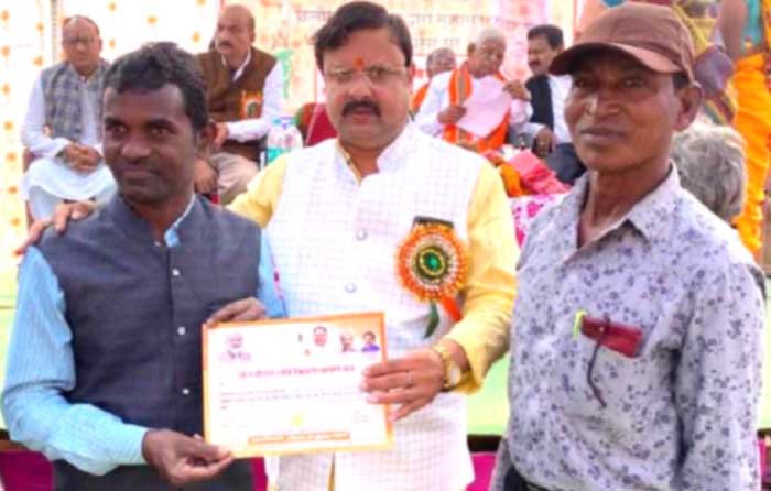 सुशासन दिवस में आहिवारा में किसानों को धान बोनस वितरण कार्यक्रम