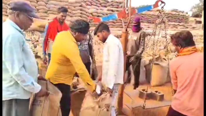 दुर्ग जिला खाद्य नियंत्रण अधिकारी सी पी दीपंकर एक्शन मोड पर….