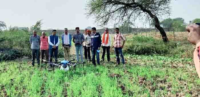 विकसित भारत संकल्प यात्रा में ड्रोन से नैनो यूरिया छिडकाव का प्रदर्शन