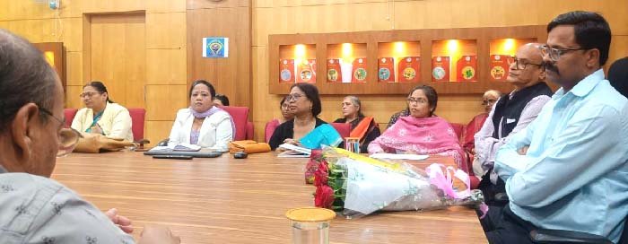 राजेंद्र कुमार कटारा ने एससीआरटी और राज्य साक्षरता मिशन प्राधिकरण के संचालक का कार्यभार किया ग्रहण       रायपुर। राज्य शैक्षिक अनुसंधान और प्रशिक्षण परिषद (एससीआरटी) और राज्य साक्षरता मिशन प्राधिकरण के संचालक पद पर आज श्री राजेंद्र कुमार कटारा ने विधिवत कार्यभार ग्रहण कर लिया। इसके पूर्व वे बीजापुर जिले के कलेक्टर थे।          श्री कटारा ने कार्य भार ग्रहण करने के बाद एस सी ई आर टी परिसर का अवलोकन किया। उन्होंने पूरे परिसर में आवश्यक मरम्मत कर व्यवस्था चुस्त-दुरुस्त करने एवं साफ सफाई किए जाने का निर्देश दिए। श्री कटारा ने राष्ट्रीय शिक्षा नीति का पालन सुनिश्चित करने प्रशिक्षण को गुणवत्तापूर्ण बनाने तथा डाइट स्तर पर ज्यादा से ज्यादा प्रशिक्षण कर डाइट को सशक्त बनाने की बात कही। उन्होंने कहा कि जिस जिले में साक्षरता दर कम होगी उसे ज्यादा फोकस किया जाएगा। उन्होंने कहा कि मैं स्वयं शिक्षक रहा हूं इसलिए शिक्षा मेरी प्राथमिकता में रहा है। इस संस्थान में प्रशिक्षण पाठ्यक्रम और रिसर्च के लिए ऐसी कार्य योजना बनाएं जिससे हम देश में अव्वल दर्जे पर आए।