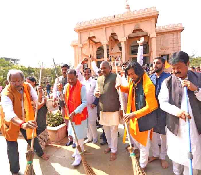 मुख्यमंत्री श्री विष्णुदेव साय ने श्रीराम मंदिर परिसर में स्वच्छता अभियान के तहत झाड़़ू लगाकर की साफ-सफाई