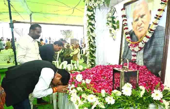 मंत्री टंकराम वर्मा स्व. नंदकुमार बघेल के दशगात्र कार्यक्रम में श्रद्धांजलि अर्पित करने के लिए शामिल हुए