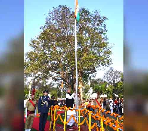 राज्यपाल ने गणतंत्र दिवस के अवसर पर राजभवन में किया ध्वजारोहण, परेड का निरीक्षण कर सलामी ली