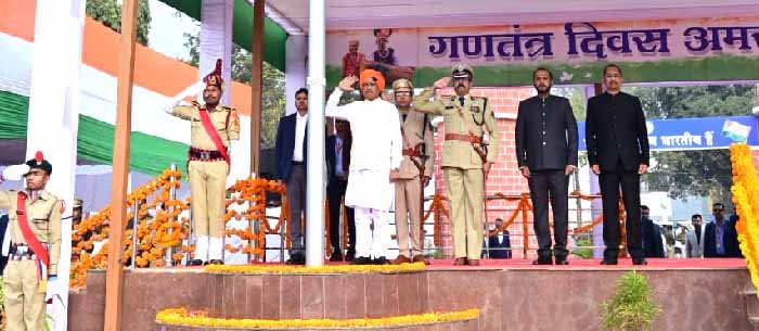 मुख्यमंत्री श्री विष्णुदेव साय ने जगदलपुर के लालबाग मैदान में किया ध्वजारोहण: तिरंगे झंडे को दी सलामी