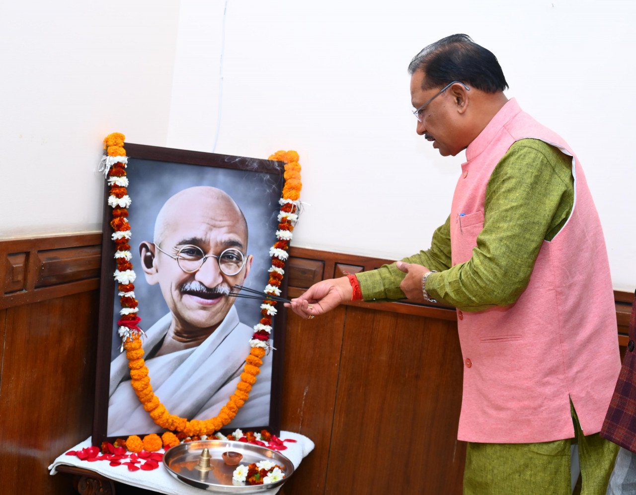 मुख्यमंत्री विष्णु देव साय ने राष्ट्रपिता महात्मा गांधी की पुण्यतिथि पर अर्पित किए पुष्प, दी श्रद्धांजलि अमर सेनानियों को