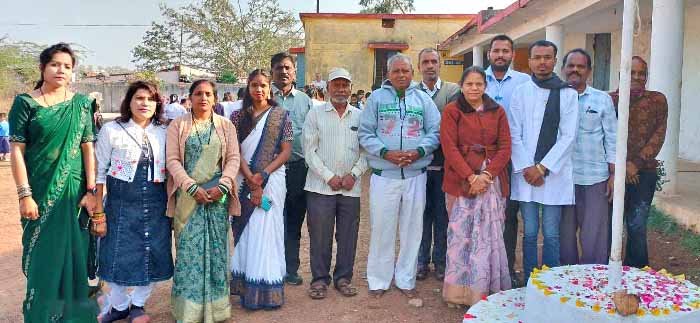 आहिवारा में पंडित नेहरू उच्चतर माध्यमिक विद्यालय के सचिव यशवंत मानिकपुरी ने आयोजित गणतंत्र दिवस समारोह में ध्वजारोहण किया