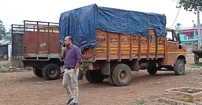 लकड़ी तस्करी पर कार्रवाई: दुर्ग जिले में नायब तहसीलदार ने 2 ट्रकों को पकड़ा