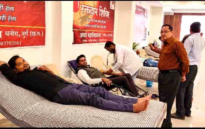 अथर्व महाविद्यालय में विशेष शिविर में 50 से अधिक रक्तदाता ने किया रक्तदान