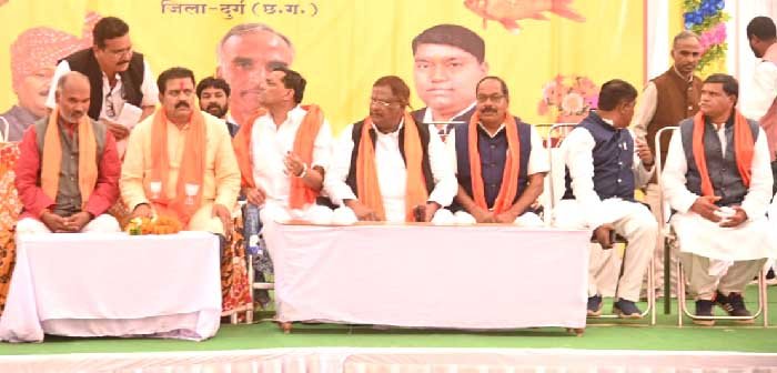 उप मुख्यमंत्री श्री विजय शर्मा धमधा में आयोजित धीवर समाज के कार्यक्रम में शामिल हुए
