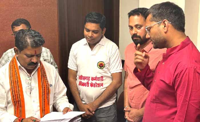 राजनीतिक प्रकरण से जुड़े अनियमित कर्मचारी महासंघ के प्रदेश अध्यक्ष से मिले उपमुख्यमंत्री