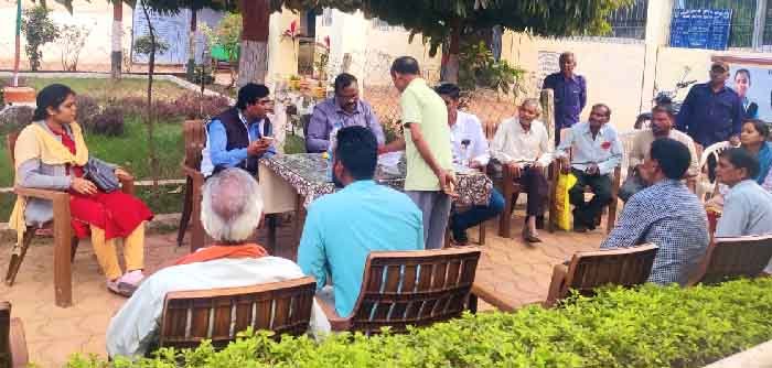 अतिरिक्त तहसीलदार ने अपने दौरे के दौरान पेड़ के नीचे लगाई जन चौपाल अतिरिक्त तहसीलदार ने अपने दौरे के दौरान पेड़ के नीचे लगाई जन चौपाल