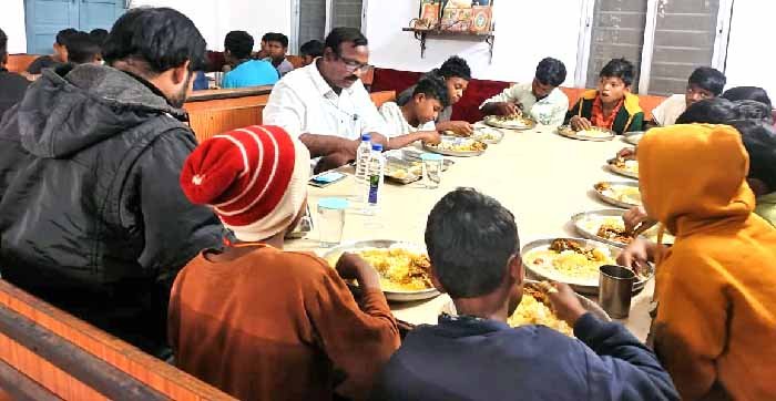 आदिवासी छात्रों के बीच पंहुचे तहसीलदार गुप्ता