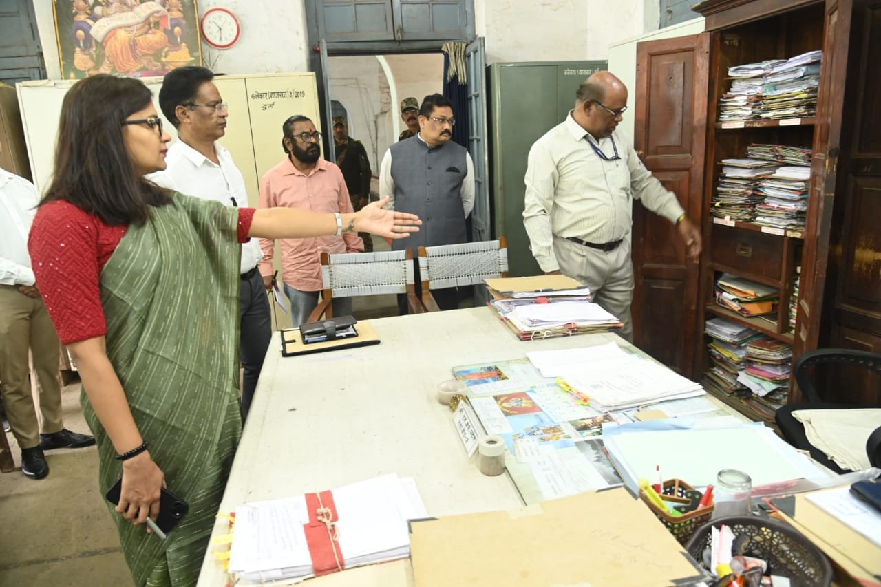 कलेक्टर ने किया जिला अस्पताल का औचक निरीक्षण