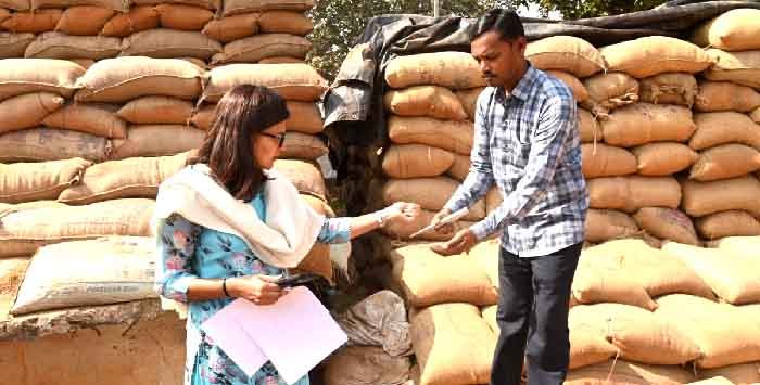 कलेक्टर ने की धान उपार्जन केंद्र का औचक निरीक्षण