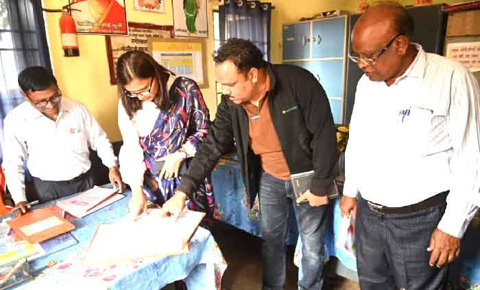 कलेक्टर सुश्री ऋचा प्रकाश चौधरी ने धमधा विकासखण्ड के ग्राम पंचायत कोड़िया का किया औचक निरीक्षण