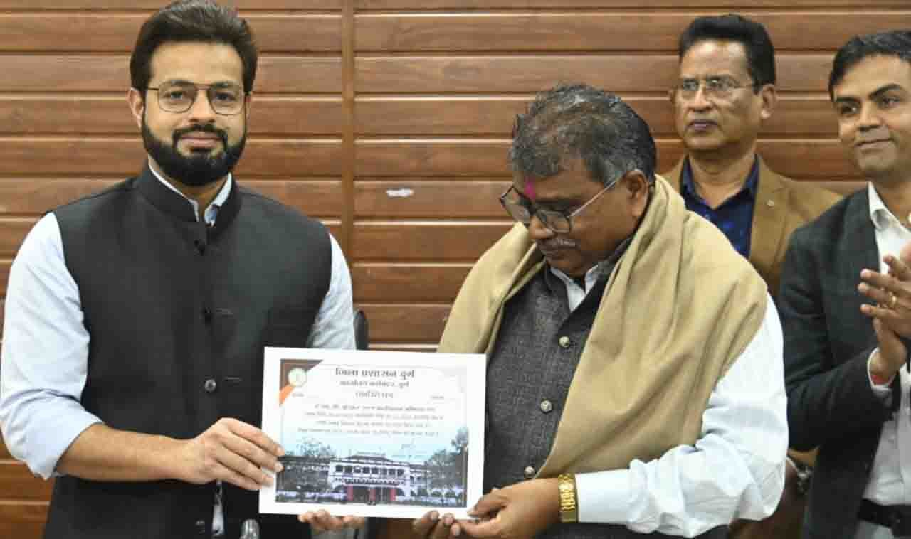 सेवानिवृत्त अधिकारी को दी गई भावभीनी बिदाई