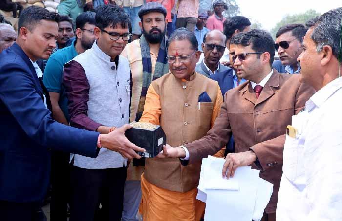 मुख्यमंत्री विष्णुदेव साय का पुसौर धान खरीदी केंद्र का औचक निरीक्षण