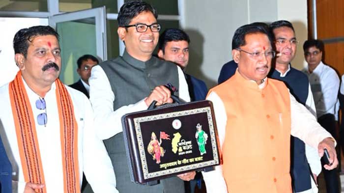मुख्यमंत्री विष्णु देव साय और वित्तमंत्री ओ पी चौधरी ने साझा किया राजस्थान का 2024-25 बजट, समृद्धि और विकास को मिला मुख्य धारा में बढ़ावा