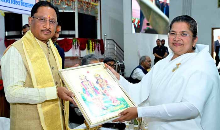 मुख्यमंत्री श्री विष्णु देव साय ने ब्रह्माकुमारी बहनों के साथ ब्रह्म भोजन का आनंद लिया; आग्रह किया अध्यक्ष और सदस्यों को माउंट आबू आने का मुख्यमंत्री श्री विष्णु देव साय ने ब्रह्माकुमारी बहनों के साथ ब्रह्म भोजन का आनंद लिया; आग्रह किया अध्यक्ष और सदस्यों को माउंट आबू आने का