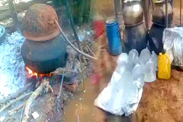सरायपाली में आबकारी टीम की कार्रवाही, 150 लीटर महुआ शराब जप्त, अवैध शराब के खिलाफ सख्त कार्रवाई