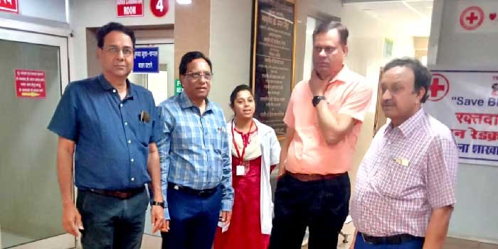 संभाग आयुक्त द्वारा जिला चिकित्सालय का औचक निरीक्षण