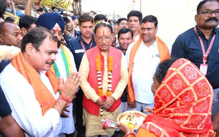 महिलाओं ने मुख्यमंत्री को योजनाओं से मिल रहे लाभ की दी जानकारी