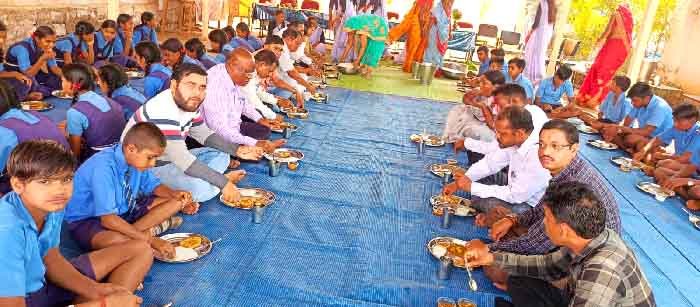 शादी के सालगिरह में न्योता भोजन का पुर्ण भव्य आयोजन गिरहोला में