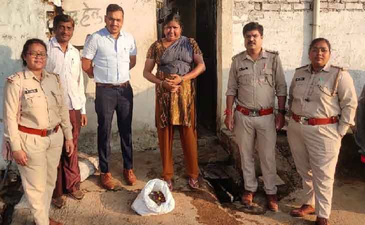 अवैध रूप से देशी मदिरा विक्रय करते महिला गिरफ्तार