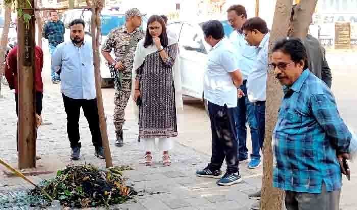 कलेक्टर ने वार्डाे में साफ-सफाई व्यवस्थाओं का किया औचक निरीक्षण
