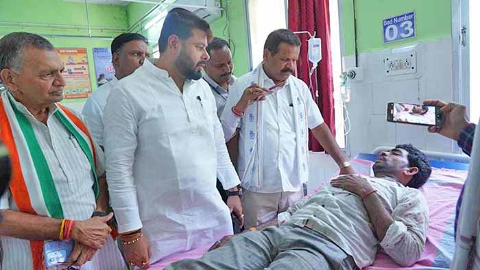 कठिया ग्राम में हर दर्दनाक सड़क दुर्घटना में घायलों से कुशलक्षेम पूछने पहुँचे राजेन्द्र साहू