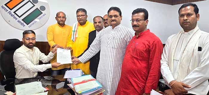 प्रधानमंत्री के राजभवन में रुकने पर कांग्रेस ने चुनाव आयोग में शिकायत की