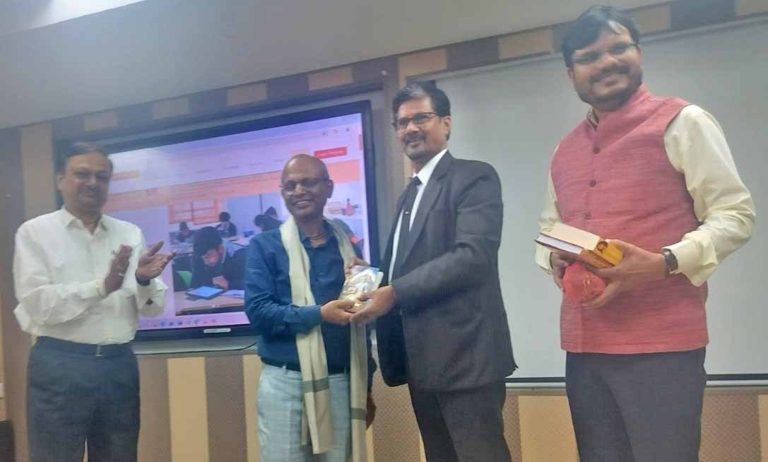 छात्र-छात्राओं के जीवन में उनका अध्ययन काल सर्वाधिक महत्वपूर्ण होता है : डॉ लक्ष्मीकांत बेहरा छात्र-छात्राओं के जीवन में उनका अध्ययन काल सर्वाधिक महत्वपूर्ण होता है : डॉ लक्ष्मीकांत बेहरा