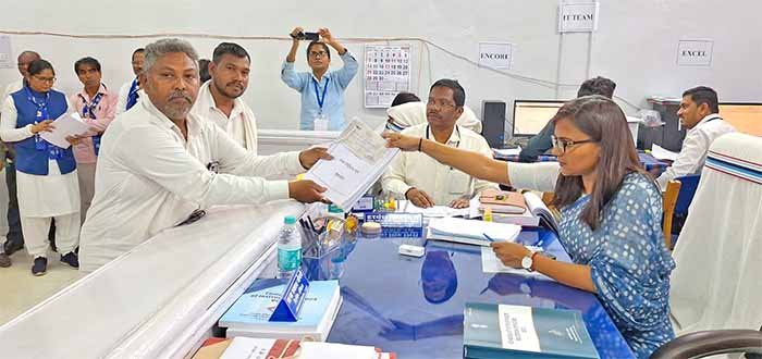 लोकसभा निर्वाचन-2024: नामांकन के अंतिम दिन 8 अभ्यर्थियों ने किये नामांकन पत्र जमा