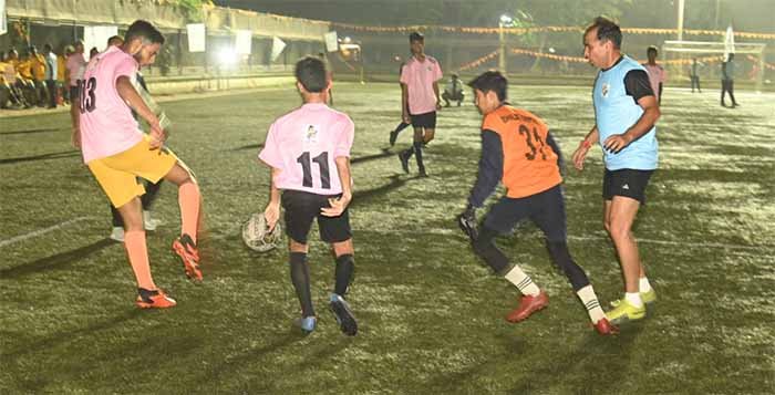 लोकसभा निर्वाचन-2024: फ्रेंडली फुटबॉल मैंच खेल कर दिए मतदान अवश्य करने का संदेश
