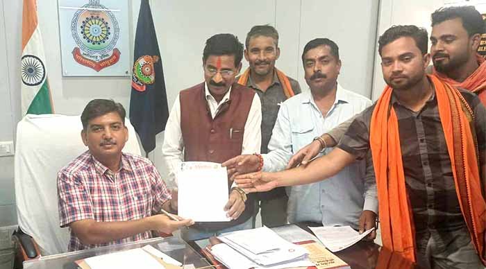 शिवसेना ने, मजदूरों की मौत का मुआवजा की मांग को लेकर जिला प्रशासन एवं पुलिस प्रशासन को मुख्यमंत्री के नाम से ज्ञापन सौंपा