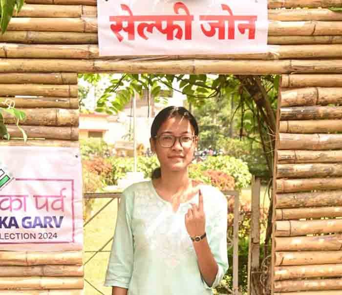 फर्स्ट टाइम वोटर एनजिल एक्का ने किया मतदान फर्स्ट टाइम वोटर एनजिल एक्का ने किया मतदान