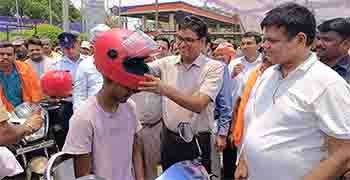 हेलमेट के उपयोग को सामाजिक जिम्मेदारी के रूप में दें बढ़ावा-वित्त मंत्री श्री ओ.पी.चौधरी