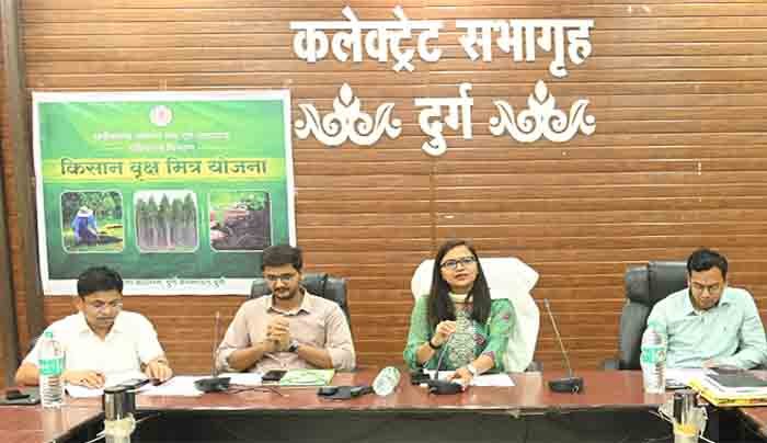 योजनाबद्ध तरीके से युद्धस्तर पर अभियान चलाकर किया जाएं पौधारोपणः कलेक्टर सुश्री ऋचा प्रकाश चौधरी