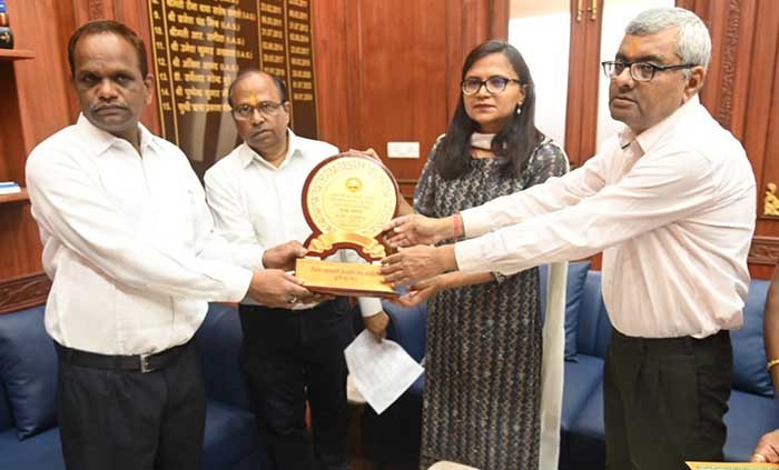 जिलावार प्रथम गो-लाईव करने वाली शाखा व समितियों को कलेक्टर ने किया सम्मानित