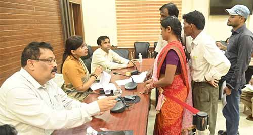 दमोदा-बोरई के बीच स्थित ईट भट्टे को हटाने कलेक्टर से लगाई गुहार दमोदा-बोरई के बीच स्थित ईट भट्टे को हटाने कलेक्टर से लगाई गुहार