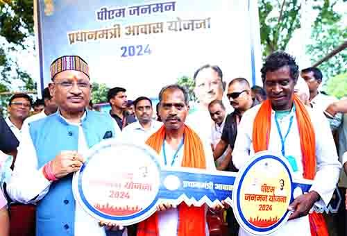 मुख्यमंत्री विष्णु देव साय ने पीएम जनमन योजना के हितग्राहियों को सौंपी घर की चाबी